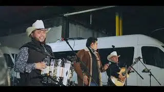Entre Hierba, Polvo y Plomo - El&iacute;as Medina & Akilatados (Corridos y Caguamas)