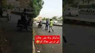 Traffic police in full action Traffic warden viral video #funny #traffic #chalan #dangerous