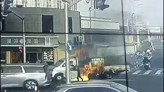 A truck rapidly engulfed by fire┊被火迅速吞没的卡车