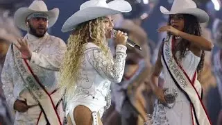 Beyonc&eacute; Ditches Flying Car for Golden Horse in Dazzling Atlanta Tour Opener