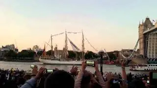 Buque escuela colombiano ARG Gloria cruzando el Tower Bridge, Londres 2015