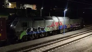 Cruce nocturno de Low Cost Rail y Continental Rail en la estaci&oacute;n de Bembibre (Le&oacute;n)