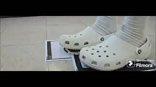 Whihe crocs sandal in white knee-socks vs Two pictures (photo) above the triangular kimbap