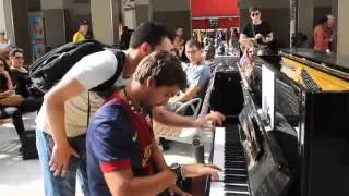 Màn song tấu piano của hai người đàn ông xa lạ gây sửng sốt   Văn hóa   Dân trí