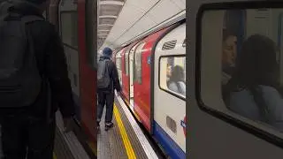 London Underground Trains | Doors Opening