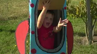 Kid Crafts: Cardboard Rocketship | English | Darwin and Newts