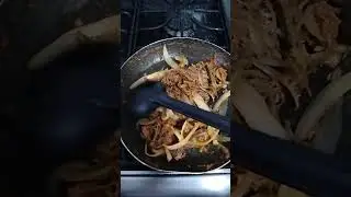 guiso de deshebrada con sabor 😝🤪 a mi estilo #eat #comida #cocinafacil #cook #cocinandoyhablando