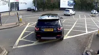 Queue jumping Landrover Discovery