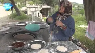 إحدى حرائر جبل التركمان تقوم بعملها ومساعدة الثوار رغم القصف