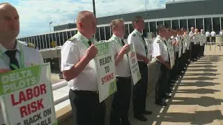 Delta pilots picket as contract talks stall