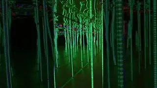 Стеклянный лабиринт в музее оптических иллюзий. Glass labyrinth in the Museum of Optical Illusions.