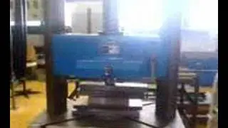 Dose in Spindelpresse zerdr&uuml;cken