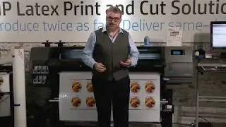Тимоти Митчелл рассматривает клейкую виниловую пленку HP Prime Air GP для печати и резки