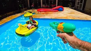 GUERRA DE ÁGUA NA PISCINA COM BOTE PEDALINHO - Família Paulinho e Toquinho