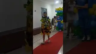 desfile de roupas recicladas
