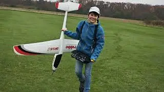 Tom übt ausdauernd landen mit seinem Robbe Arcus II