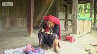 Old Red Dzao Tribe Lady  Hand Sewing By Hands