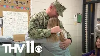 Military dad makes surprise visit to his kids while at school
