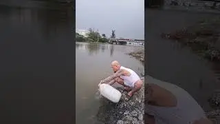 ng&agrave;y m&ugrave;ng 1 th&aacute;ng chap rằm .ba .con thả c&aacute;  ph&oacute;ng sanh.