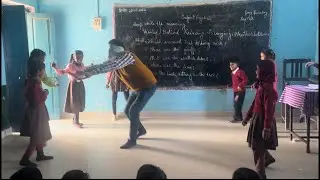 स्वर्ग से सुंदर सपनों से प्यारा..प्रोग्राम की तैयारी कराते #dance #school #song #action #viralvideo