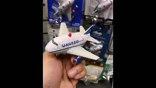 TT523-2 UNITED PULLBACK W/LIGHT & SOUND  & RT6264-2  UNITED AIRLINES SINGLE PLANE by Daron Toys.