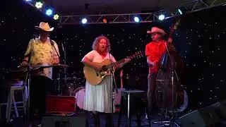 The Cartwheels are Golden Guitar winners Wendy Phypers & Dave Patterson.video C0059