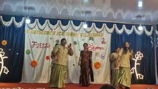 സഹ അധ്യാപികയുടെ സെന്റ് ഓഫ്‌ ദിനത്തിൽ  ടീച്ചർമാർ ഒരുമിച്ച് ഒരു  ഡാൻസ് 