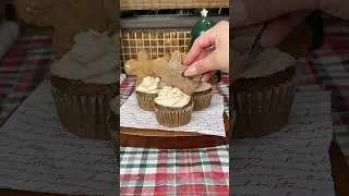 The BEST Holiday Flavor Combo: Gingerbread Cupcakes🎁 #gingerbread #bakecember #recipe #cupcakes