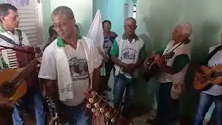 Folia de tiomotio em pau,Dolhio minas Gerais          SaUdando. Os moradores