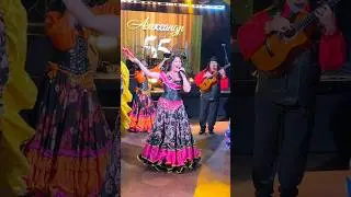 Цыгане на праздник! Зажигают под цыганскую песню &laquo;Звездочка&raquo;🔥. Цыганские танцы. #shorts