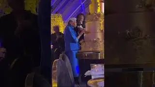 Бабушка JAY-Z произносит речь на вечеринке в честь своего 100-летия.