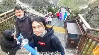 稻城亚丁山路百态，半途而废的都是50岁以上的，抱着氧气瓶不放的都是年轻人