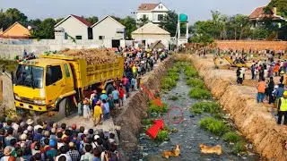Great new project!! Complete 100% clearing, pushing soil, garbage in water the houses by Bulldozer