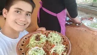 Almorzando pelliscadas en el rancho