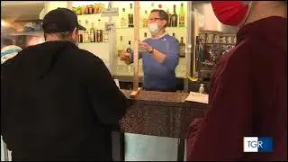 Ferrara, i ragazzi autistici aiutano il barista in difficolt&agrave;