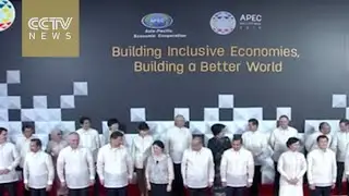 Leaders pose for family photo at APEC 2015 Economic Leaders' meeting in Manila