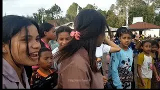 Masyarakat di Desa Flores menyongsong perayaan 'Reba'||Setelah permainan gasing (part.2)