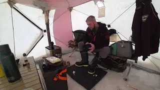 ОДИН НА ЛЬДУ В ПАЛАТКЕ В МОРОЗ! ПЛОТВА НА УДОЧКУ НОЧЬЮ? КАЙФОВАЯ РЫБАЛКА ДЛЯ ДУШИ \ ХИТРЫЕ МАКАРОНЫ.