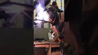 Как вам новый способ сварки корня в потолке? 😂 #welding #сварка  #welder #mmawelding