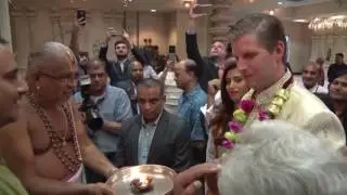 Donald Trumps son Eric Trump visits a Hindu Mandir in Orlando