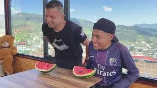 El que coma mas rápido la sandia se salva de un pastelazo