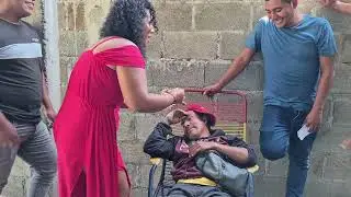 KARINA le dio comida en la boca a VITAMINAS