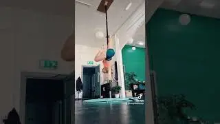 Pole flow -pole dancing - advanced pole