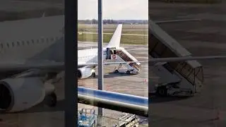 Security Auto f&auml;hrt, Vorfeldfahrzeug mit Fluggasttreppen Anschlu&szlig;