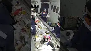 Работник сортировки отходов был шокирован, обнаружив мусорный мешок с чем-то неожиданным #шорты