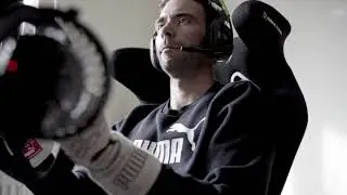 Philipp Eng erkl&auml;rt seinen Rennsimulator.