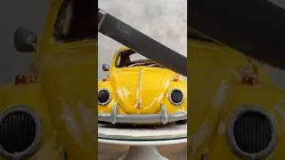 &bdquo;Dieser VW K&auml;fer&hellip; ist komplett essbar!&ldquo;#BumblebeeStyle #CarCake #AutoTorte #aiart #TortenKunst