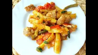 Спаржевая фасоль, тушенная с овощами и мясом. Фасоль достойна внимания.