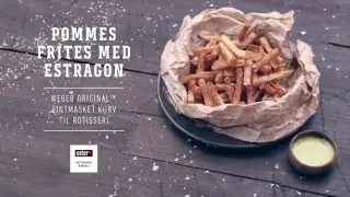 Pommes frites i den finmasket kurv p&aring; rotisseriet, Webers Grillopskrifter