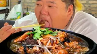 猴哥硬核下厨！小野鸡炖蘑菇慢炖出味，整一大锅端上桌，一群人抢着吃嗦汤吃肉超爽！【胖猴仔】